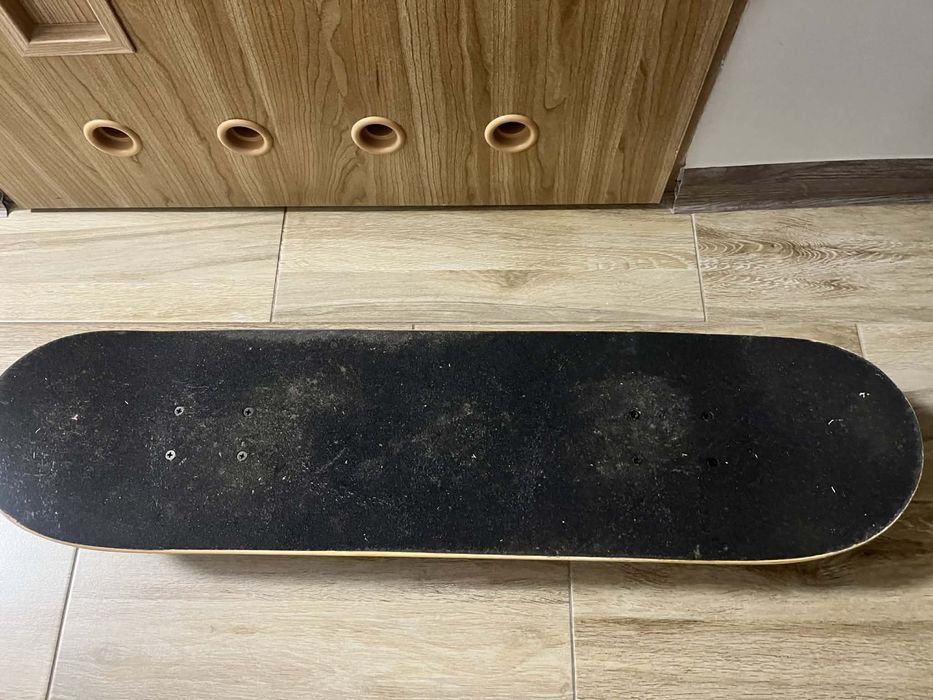 Deskorolka w dobrym stanie, tylko pobrudzona od piasku na gozrze .