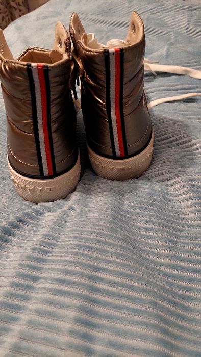 Tenis dourados To.my hilfiger