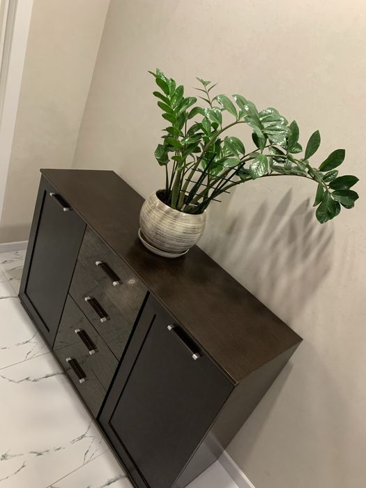 Комод вмісткий із 4 шухлядами і полками