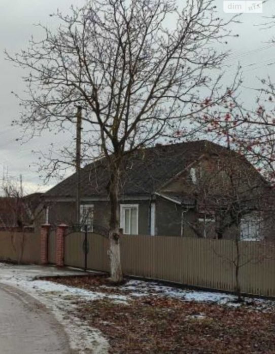 Частина будинку і земельна ділянка