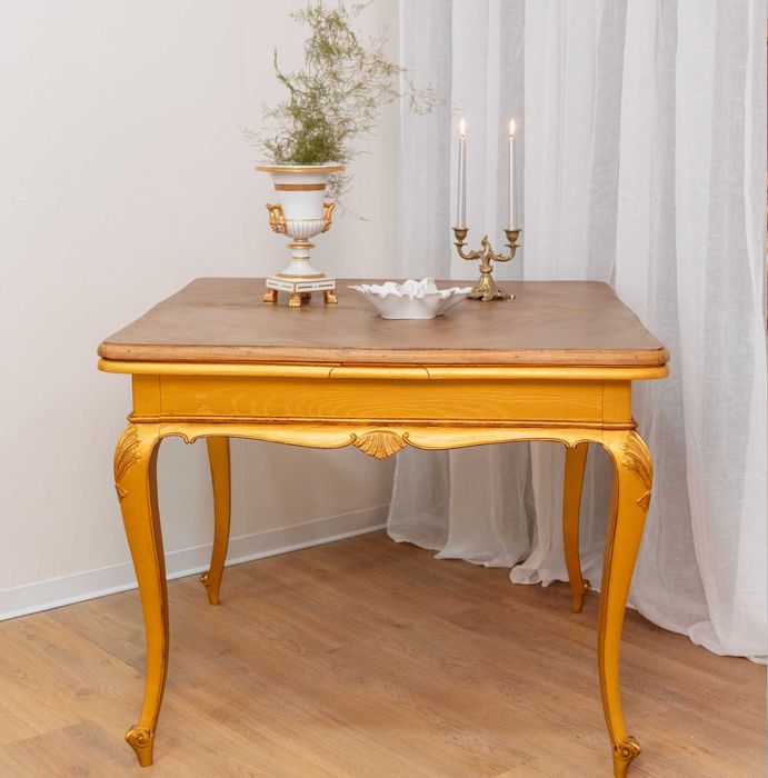 Mesa Or Nouveau Dourada com quatro cadeiras