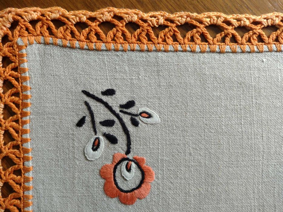 Bieżnik z babcinej komody- haft ręczny na lnianym płótnie