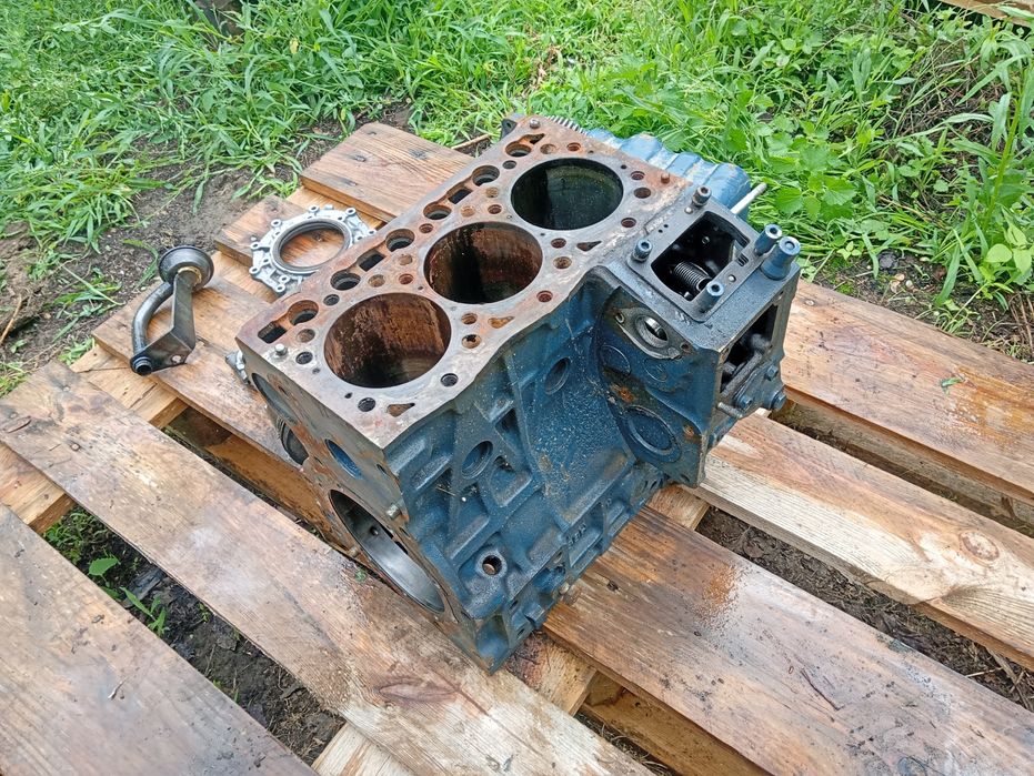 Silnik Kubota blok D1105D z  tłokami