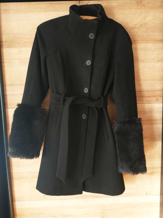 Orsay płaszcz z futrzanymi rękawami S