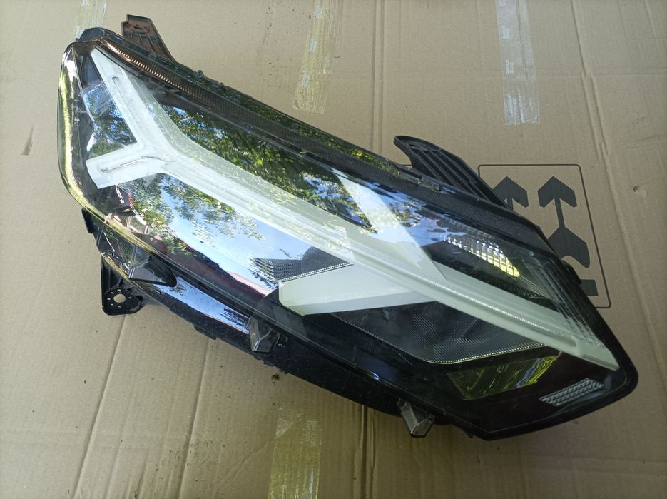 Lampa prawy przód dacia Sandero 3 iii biały środek