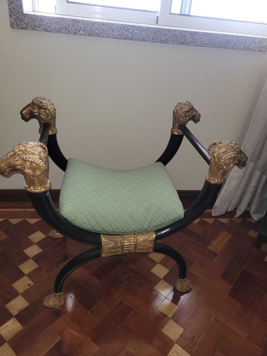 Cadeirão molduras douradas