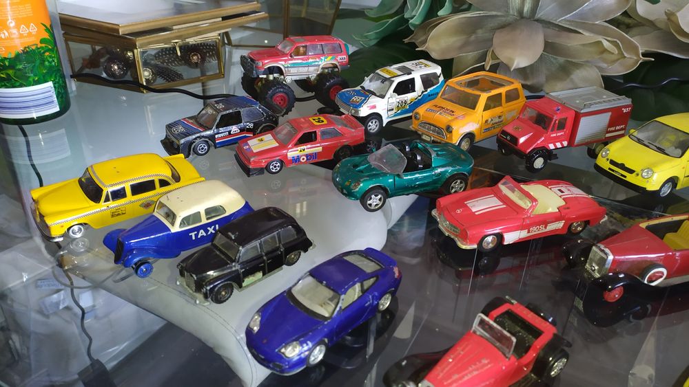 Carros miniaturas de várias marcas