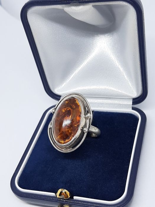 Piękny pierścionek ze srebra, srebro 925 z bursztynem
