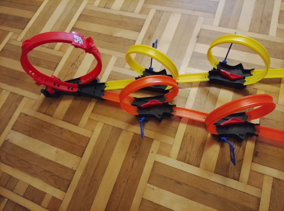 Трек Hot Wheels Карколомні трюки в петлях