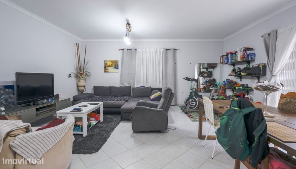 Amplo apartamento T3, com terraço, à venda em Quarteira, Algarve