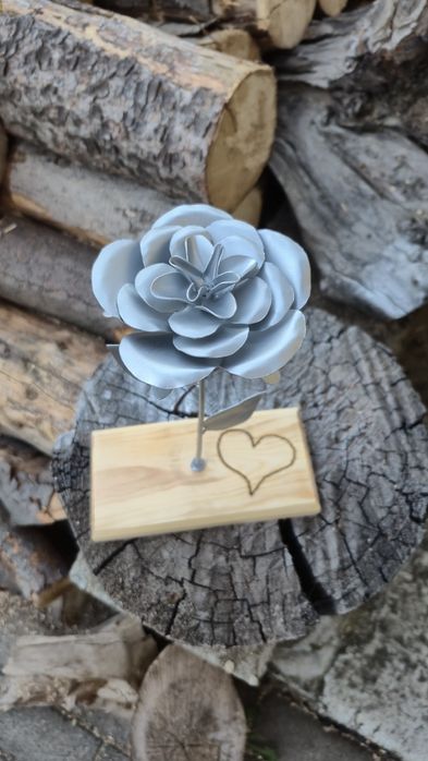 Róża ze stali nierdzewnej z podstawką