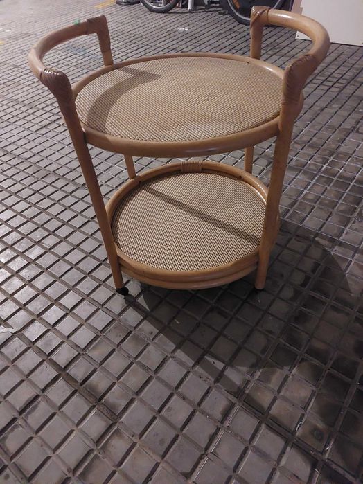 Mesa de centro em bambu para a sala.com rodas.