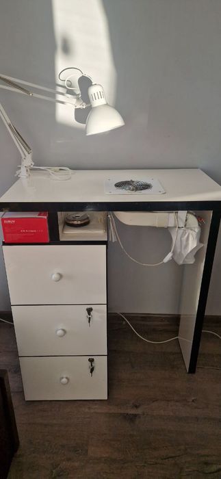 Манікюрний стіл з вбудованою витяжкою