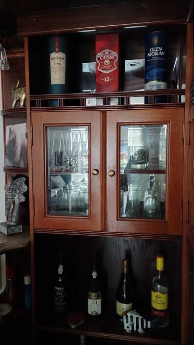 Movel Bar de madeira de mogno com tampo de marmore, duas vitrines e numeras prateleiras