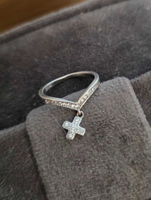 Pierścionek srebrny z krzyżykiem