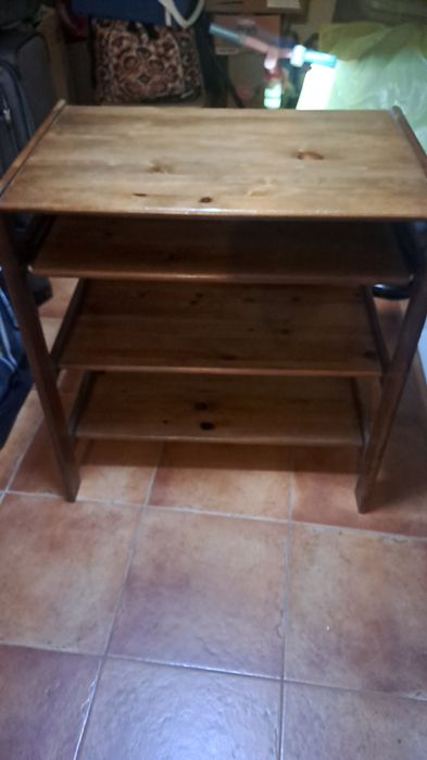 Mesa de cabeceira e escrivaninha