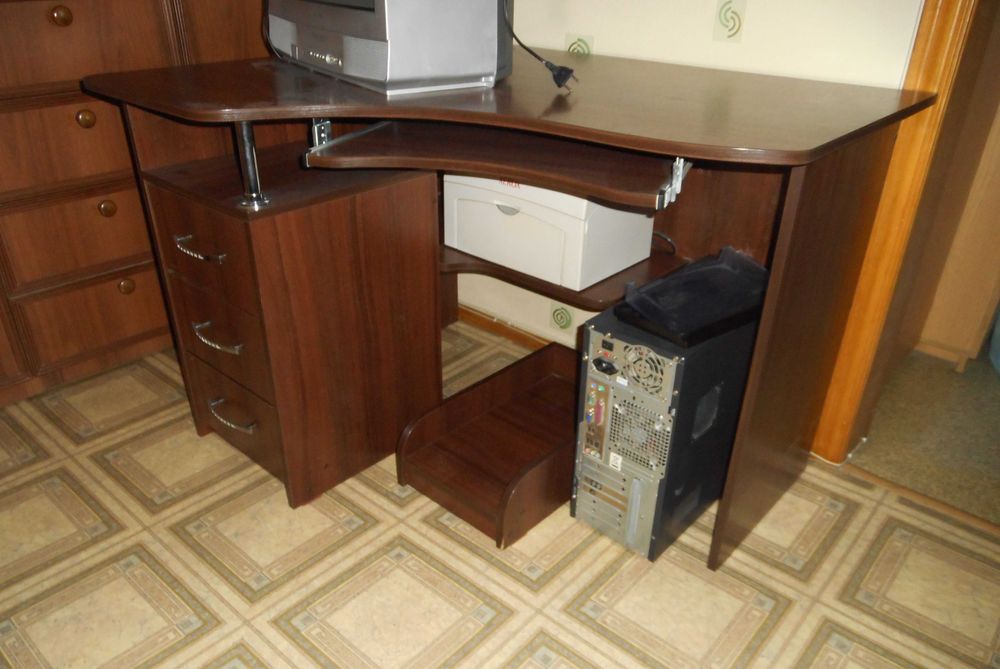 Отличный письменный или  компьютерный стол, сост. нового.,