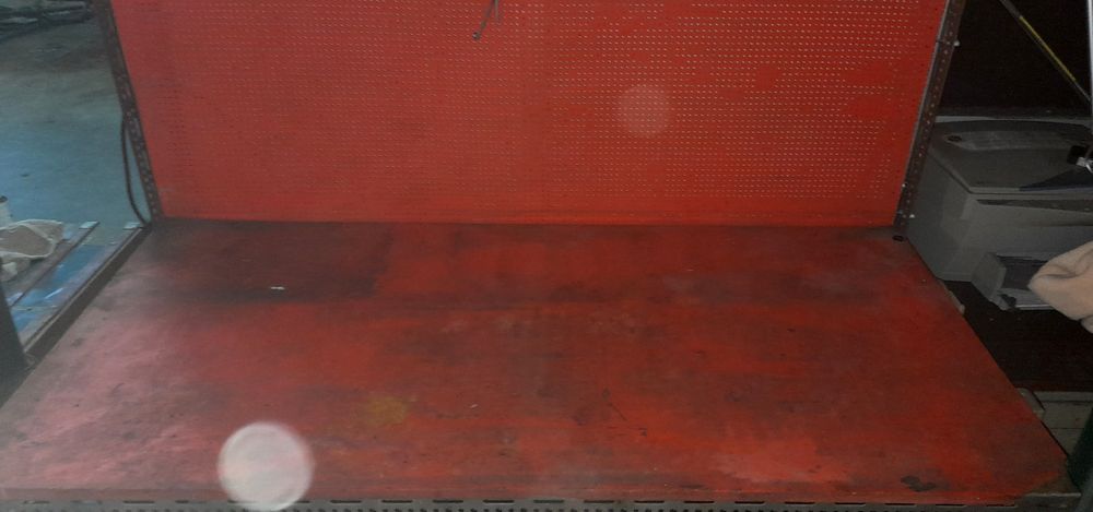 Mesa de trabalho com painel perfurado e instalação eléctrica