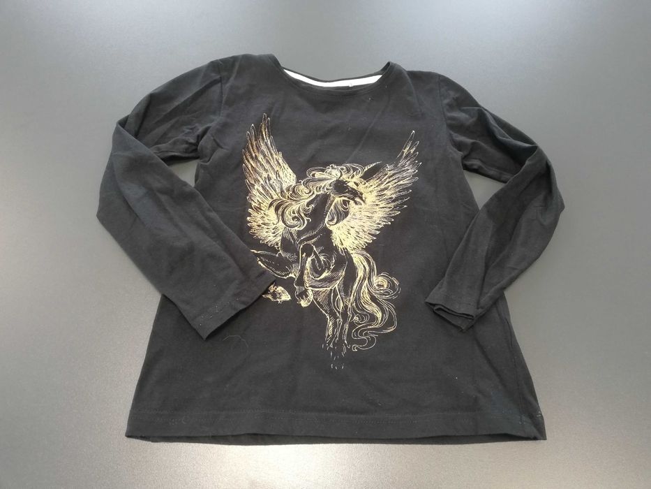 Czarna bluzka ze złotym koniem