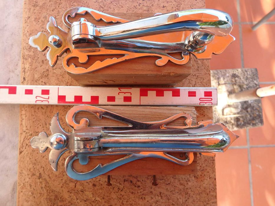 Batentes e puxadores de porta