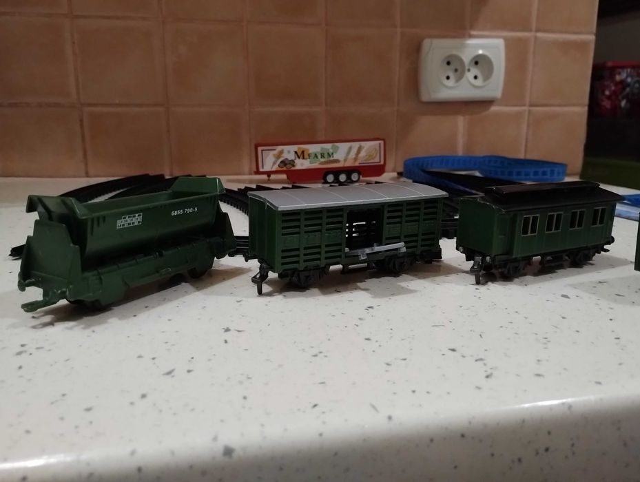 Потяг рельси поїзд іграшка хлопцю вагони железная дорога транспорт