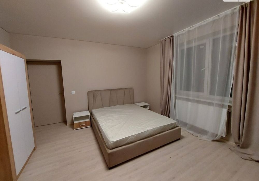 Здається 1-км.Біля Парку.