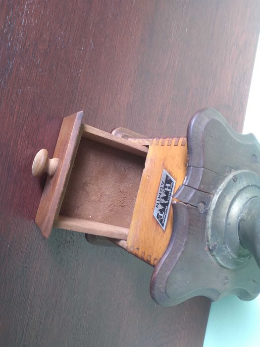 Antyczny Mlynek do kawy H,T, Armin