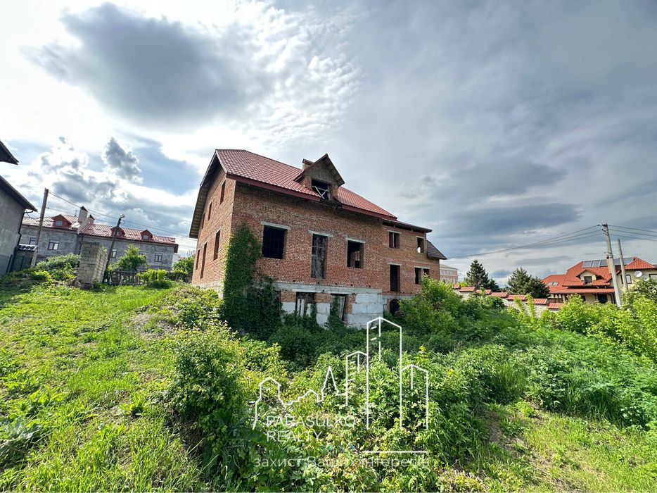 Продам просторий будинок в ексклюзивному місці!