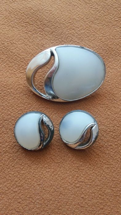 Broszka i klipsy białe ze srebrnym kolorem.Komplet.