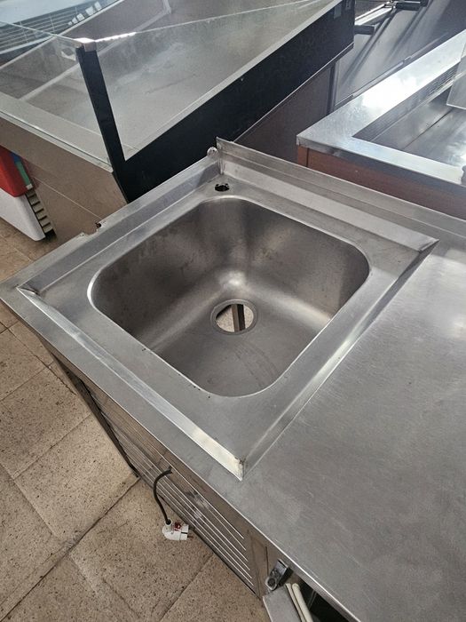 Bancada refrigerada com cubas