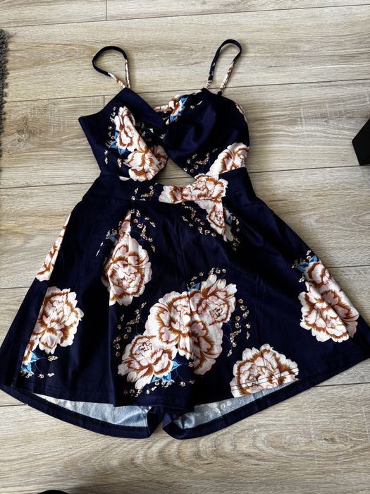 Krotki kombinezon w kwiaty