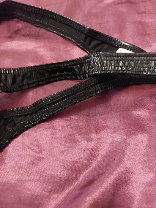 Stringi męskie lakierowane