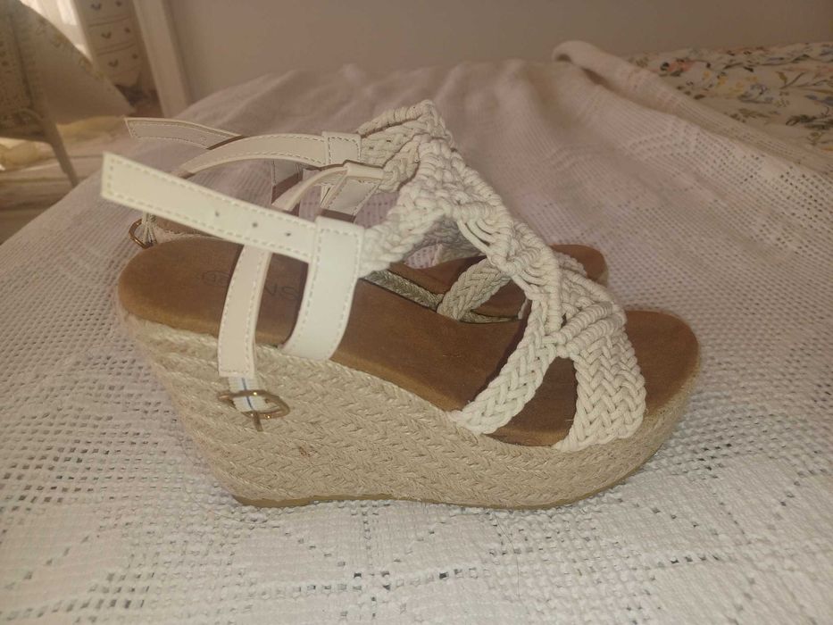 Sandálias de cunha em croché da Inside