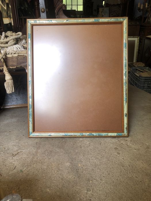 2 molduras feitas à base de madeira