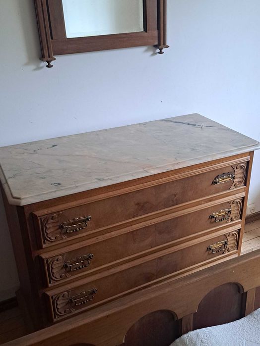 Mobília de quarto em madeira maciça de Nogueira