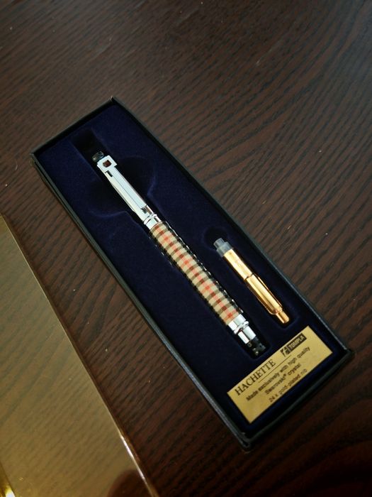 Caneta Hachette com cristal Swarovski