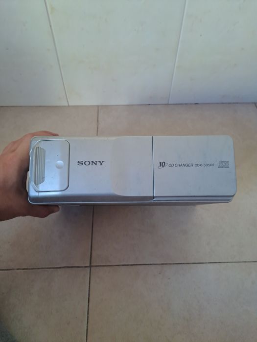 Caixa de CDs Sony com telecomando para viatura
