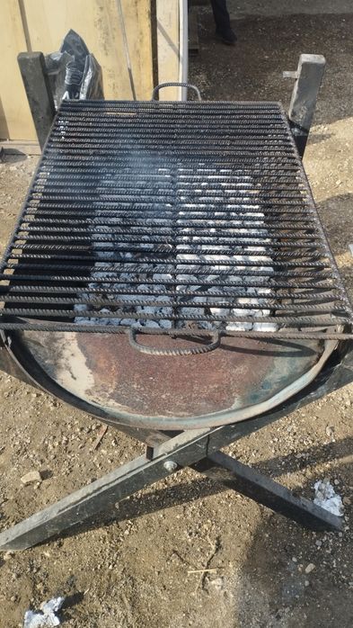 Grelhada de exterior com suporte