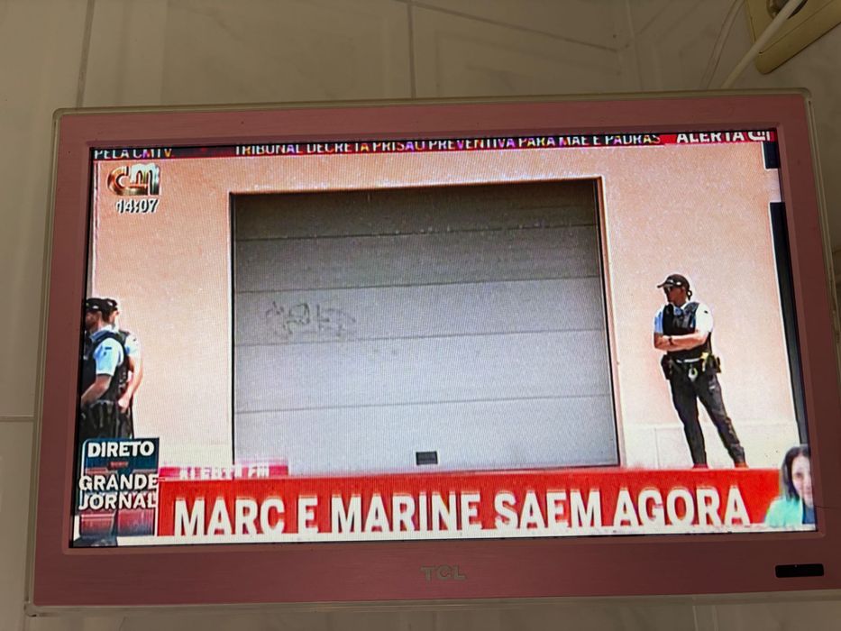 Televisão em tons de rosa a funcionar perfeitamente mas sem comando