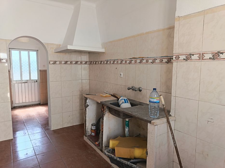 Alugo quartos em casa térrea com quintal