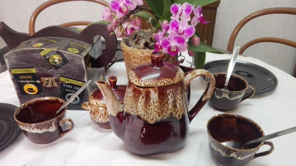 Conjunto Bule leiteira Açucareiro 6 Chávenas, caixa de chás, pratos