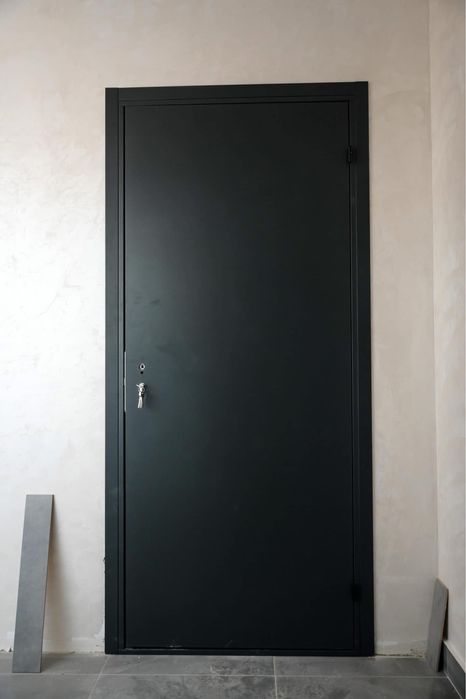 Металеві двері у комору, підвал