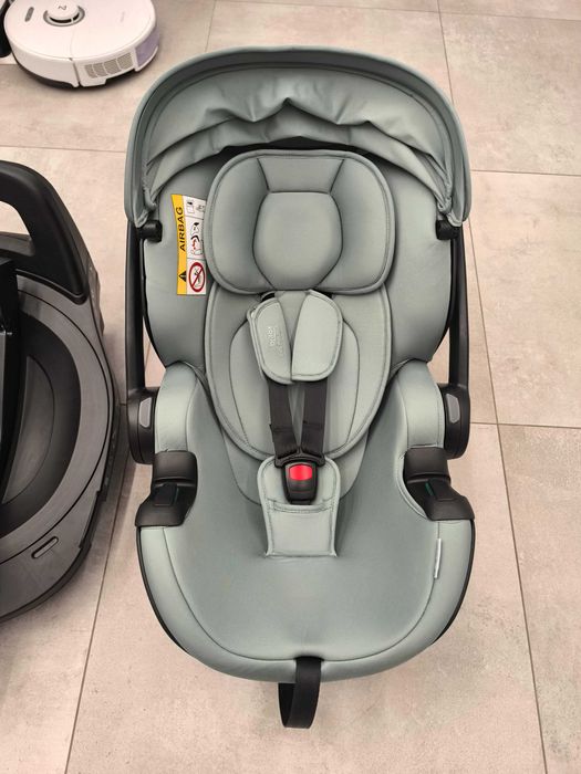 Fotelik dziecięcy Britax Romer Babysafe Pro z bazą.