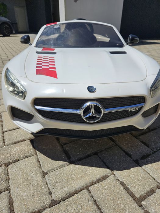Carro Mercedes-Benz elétrico de brincar
