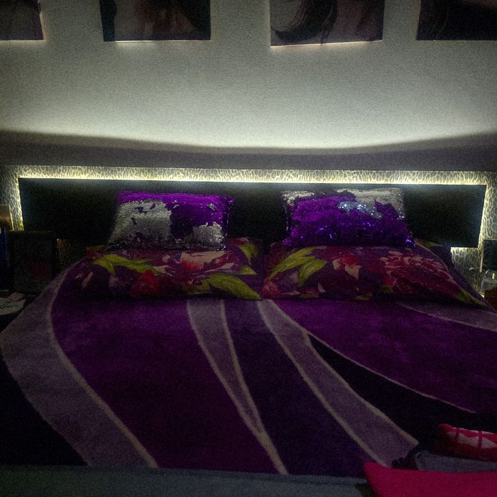 Cama de casal com mesas de cabeceira e 3 CAMISEIROS, Inclui colchão.