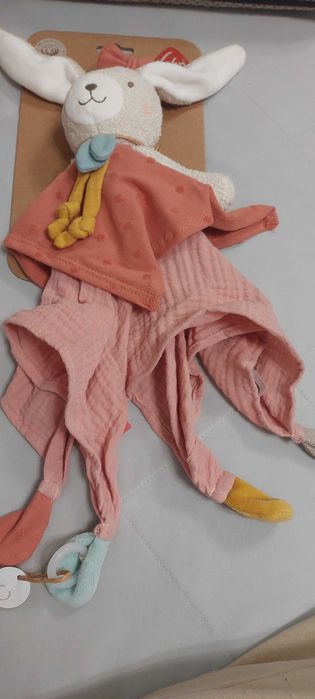 Przytulny kocyk przytulanka Fehn Króliczek Chusta