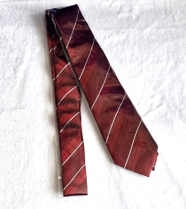 Elegancki Krawat Jedwabny LAMBERT – Klasyczne Bordo w Pasy