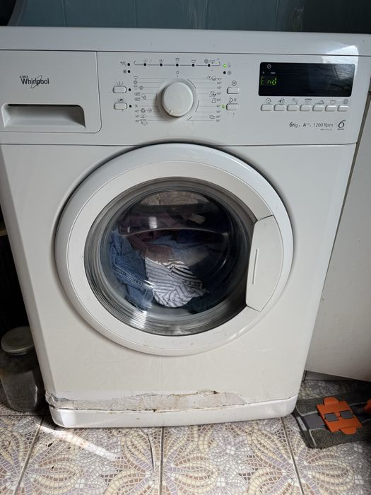 Продам пральну машинку whirlpool AWS61212