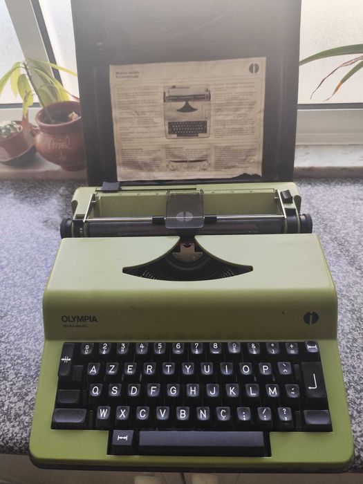 Máquina Escrever Olympia electric Monica