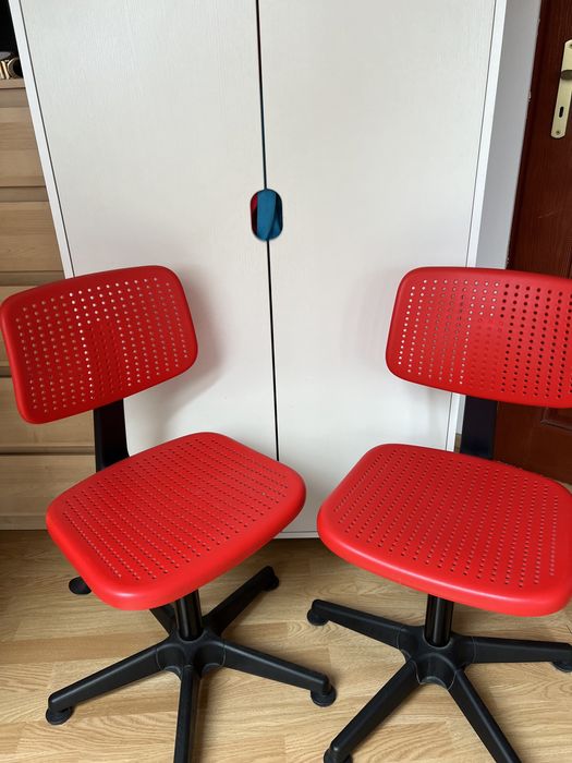 2 Czerwone krzesła